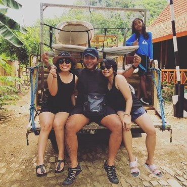 Ulang Tahun ke-40, Erix Soekamti Pamer Foto Diapit 2 Istri