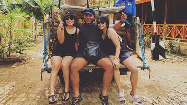 Ulang Tahun ke-40, Erix Soekamti Pamer Foto Diapit 2 Istri