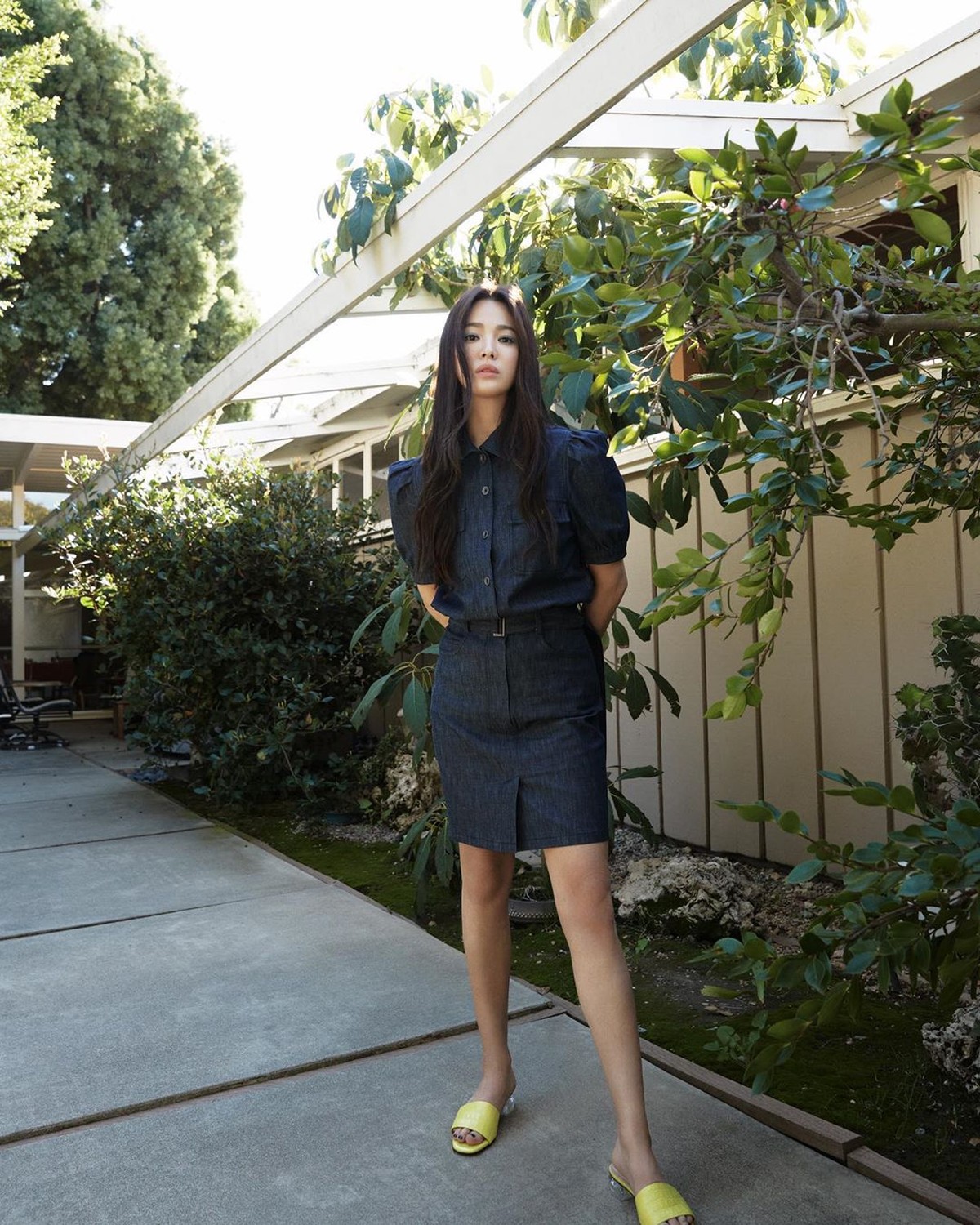 Intip tujuh foto terbaru Song Hye Kyo yang menuai banyak pujian karena dianggap tampak awet muda di usianya yang menjelang kepala empat&period;