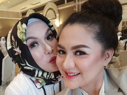 7 Potret Kompaknya Vicky Shu Bersama Ibunda yang Cantik & Awet Muda