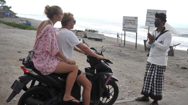 Ekonom mengingatkan membuka pintu wisata Bali untuk turis asing bisa menjadi bumerang di tengah kenaikan kasus di beberapa negara.