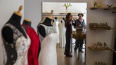 FOTO: Rancangan Gaun Pengantin Cegah Corona Desainer Jerman Frederike Jorzig membuat gaun pernikahan yang dipakai saat pesta pernikahan di tengah wabah corona.