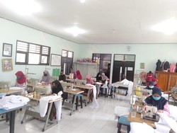 Khofifah Angkat Jempol untuk Siswi SMK di Lamongan yang Bikin APD