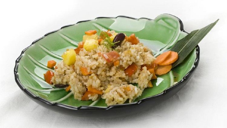 Meski rasanya unik, nasi goreng nanas ini enak lho Bunda. Kalau penasaran, coba saja resep berikut ini. Gampang dan praktis banget.