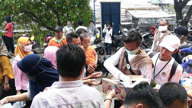 KLHK bekerja sama dengan GAPKI dan beberapa pihak lain menggelar aksi sosial dengan membagikan sabun cuci tangan dan melakukan penyemprotan disinfektan. 