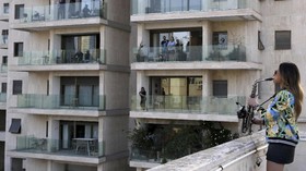 FOTO: Pandemi Corona dan Kehangatan dari Balkon Apartemen