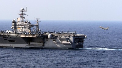 A French F-2 Rafale M (R) approaches for a landing aboard the aircraft carrier USS Theodore Roosevelt (CVN 71) on July 21, 2008 during combined French and American carrier qualifications in the Atlantic Ocean. This event marks the first integrated US and French carrier qualifications aboard a US aircraft carrier.           AFP PHOTO/US NAVY/Mass Communication Specialist 2nd Class Nathan Laird (RELEASED)     == GETTY OUT == (Photo by MC2 Nathan Laird / Navy Visual News Service (NVNS) / AFP)