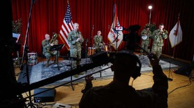FOTO: Dendang Band Tentara Amerika Melipur Lara karena Corona