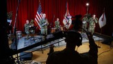FOTO: Dendang Band Tentara Amerika Melipur Lara karena Corona Bagi band tentara Angkatan Darat Amerika Serikat, wabah virus corona Covid-19 tak menghentikan mereka untuk berdendang menghibur masyarakat Negeri Paman Sam.