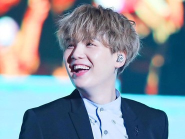 Bak Pinang Dibelah Dua, 5 Idol K-Pop Ini Mirip SUGA BTS