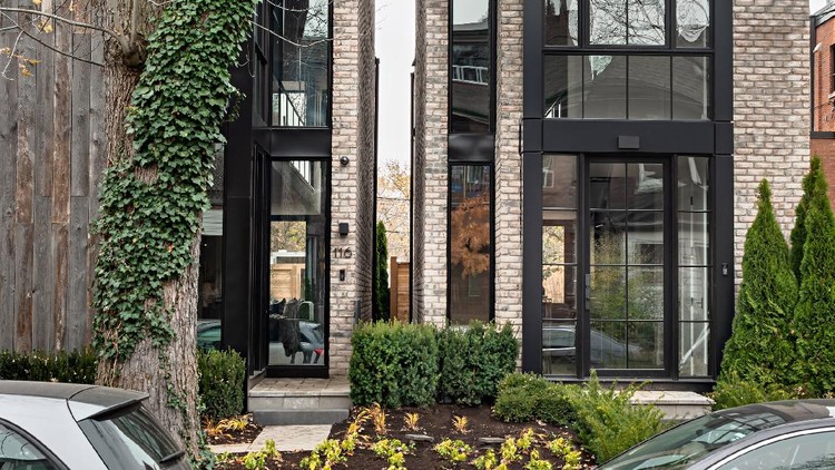 Dua rumah minimalis di Toronto, Kanada terlihat unik. Rumah tersebut 'kembar' dan seperti menyatu, celah pemisahnya hanya bisa dilihat jika kita mendekat.