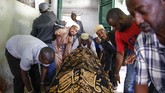 FOTO: Kisah Tragis Jam Malam Corona di Kenya Pemberlakuan jam malam untuk menekan penyebaran virus corona di Kenya malah berujung aksi brutal polisi.