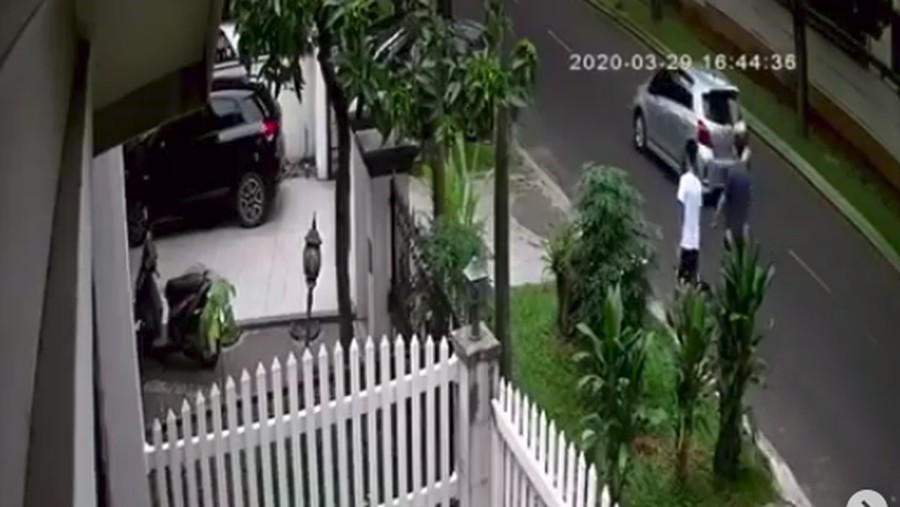 Rekaman CCTV detik-detik mobil Aurelia Margaretha Yulia tabrak Andre di Karawaci hingga viral di dunia maya.
