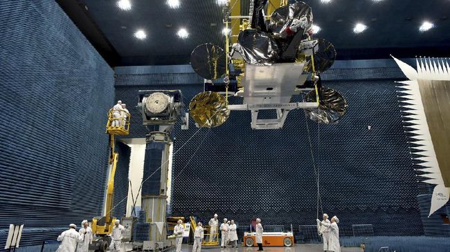 Satelit Nusantara Dua Tetap Meluncur di Tengah Pandemi Corona Satelit Nusantara Dua dijadwalkan bakal meluncur ke orbit Bumi bulan April ini untuk melayani kebutuhan akses internet berkualitas tinggi.