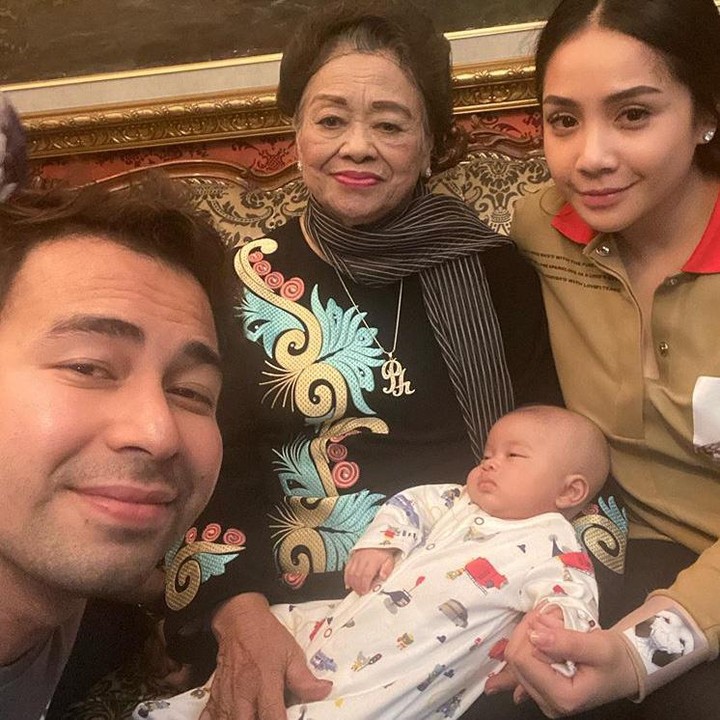<p>Ada juga Raffi Ahmad yang cukup dekat dengan sang nenek, Mami Popon. Mami Popon merupakan ibu dari Amy Qanita, ibunda Raffi. (Foto:Instagram@raffinagita1717)  </p>