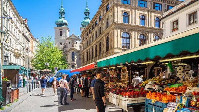 Dengan lebar hanya 50 cm, 'jalan tersempit' di Praha, Ceko, menjadi tempat yang menarik untuk dikunjungi saat berkeliling kota.