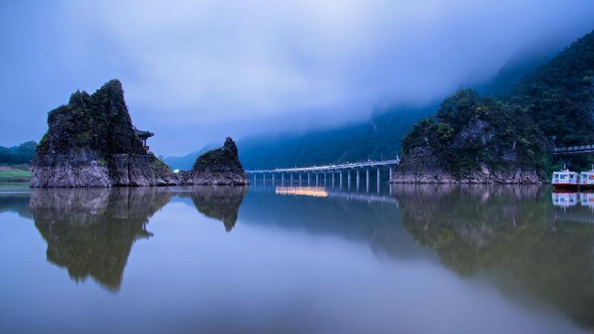 Penduduk Korea Selatan sangat menghargai alam. Oleh karena itu kaum berduit di sana "membawa" gunung ke kediaman mewah mereka.
