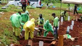 FOTO: Pemakaman Khusus Pasien Corona yang Meninggal Pemakaman pasien corona yang meninggal tak bisa dilakukan dengan cara yang biasa, melainkan dengan protokol keamanan medis yang lengkap.