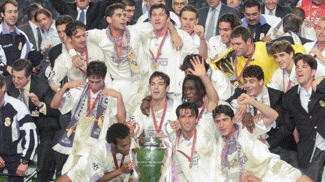 les joueurs du Real de Madrid posent, le 20 mai ‡ Amsterdam, autour de la coupe de la Ligue des champions, aprËs leur victoire contre la Juventus de Turin par 1 ‡ 0. (De G ‡ D et de haut en bas) Predrag Mijatovic, Fernando Hierro, Davor Suker, Fernando Redondo, Raul Gonzales, Fernando Morientes, Clarence Seedorf, Christian Karembeu, Christian Panucci et Victor Sancez Del Almo. IMAGE ELECTRONIQUE (Photo by JACQUES DEMARTHON / AFP)
