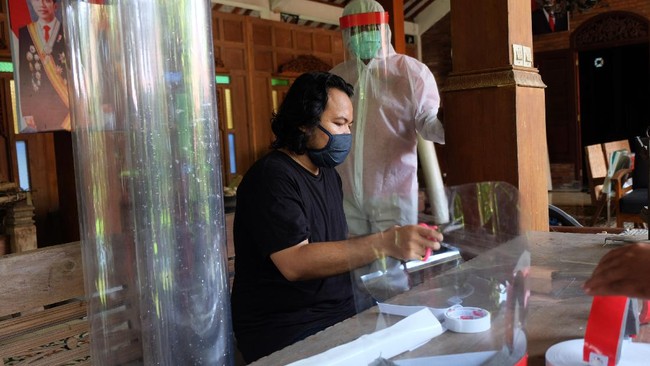 Pelajar SMK Negeri 2 Banda Aceh membuat alat pelindung wajah untuk tenaga medis yang menangani pasien virus corona.