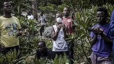 FOTO: Kisah Tragis Jam Malam Corona di Kenya Pemberlakuan jam malam untuk menekan penyebaran virus corona di Kenya malah berujung aksi brutal polisi.