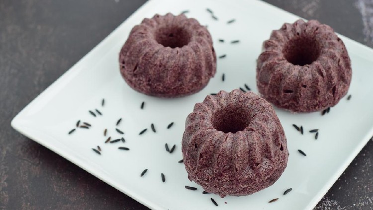 Agar si kecil tidak bosan selama home learning, Bunda coba yuk resep cake ketan hitam kukus. Camilan bikin suasana belajar di rumah jadi lebih menyenangkan.