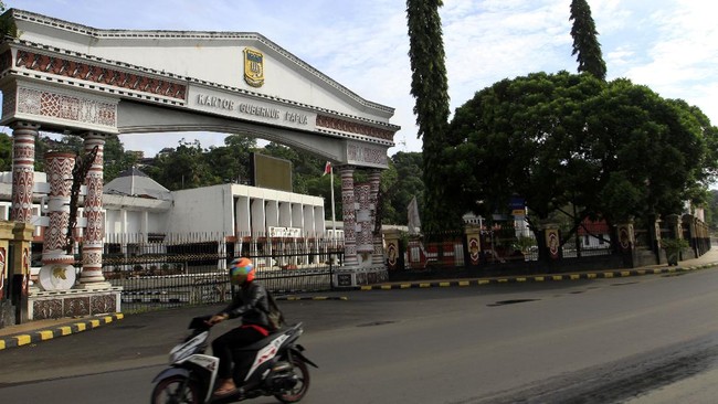 Sebanyak 33 kabupaten/kota yang tersebar di 17 provinsi luar Jawa dan Bali masih menerapkan PPKM Level 4. Sebagian besar daerah merupakan ibu kota provinsi.
