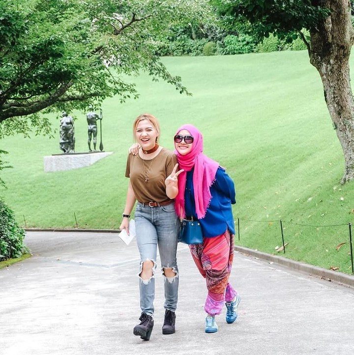 <p>Foto ini diambil empat tahun lalu, saat Vikcy Shu mengajak ibundanya Faiza Aljufri liburan ke Hakone, Jepang. (Foto: Instagram @faiza_aljufri)</p>