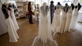 FOTO: Rancangan Gaun Pengantin Cegah Corona Desainer Jerman Frederike Jorzig membuat gaun pernikahan yang dipakai saat pesta pernikahan di tengah wabah corona.