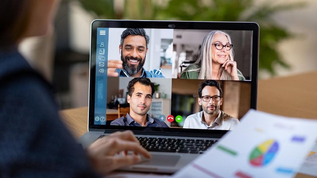 Waspada, berbagi layar presentasi saat meeting online bisa berubah menjadi petaka bila rekan lain dari kejauhan bisa mengintip chat penting.