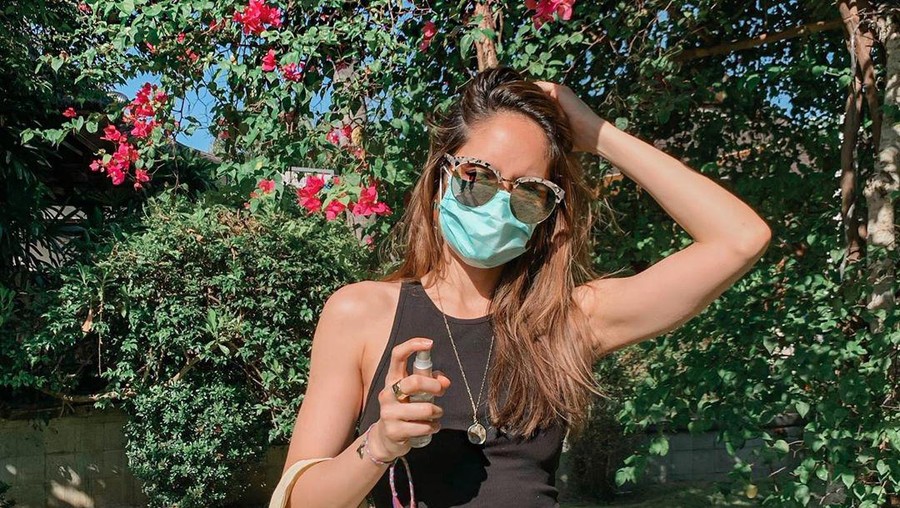 Penampilan Modis Cinta Laura Ketika Keluar Rumah saat Pandemi Corona Cinta Laura Kiehl terlihat tampil modis saat belanja ke pasar di tengah situasi penyebaran virus Corona.
