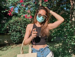 Penampilan Modis Cinta Laura Ketika Keluar Rumah saat Pandemi Corona