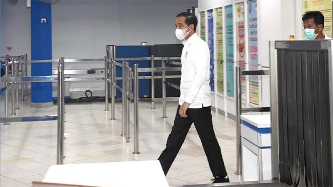 Jokowi mewajibkan semua orang yang keluar rumah memakai masker, termasuk orang sehat. Penggunaan masker dapat mencegah penyebaran corona.
