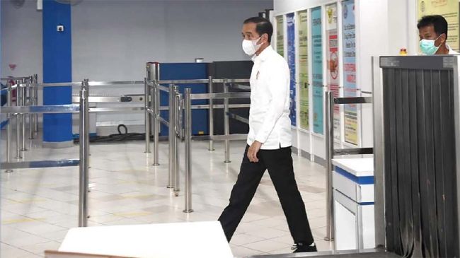 Jokowi Wajibkan Warga Bermasker, Stok Diminta Disiapkan Jokowi mewajibkan semua orang yang keluar rumah memakai masker, termasuk orang sehat. Penggunaan masker dapat mencegah penyebaran corona.