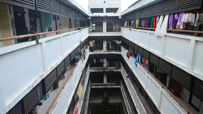 Suasana Rusunawa (rumah susun sewa sederhana) Bakalan Krapyak di Kudus, Jawa Tengah, Kamis (2/4/2020). Pemerintah setempat menyiapkan dua gedung Rusunawa berkapasitas 200 kamar menjadi tempat isolasi warga ODP (orang dalam pemantauan) yang baru kembali dari dalam dan luar negeri guna menekan penyebaran COVID-19. ANTARA FOTO/Yusuf Nugroho/aww.