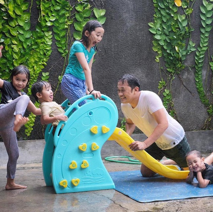 <p>Memiliki empat anak yang terpaut usia tak berbeda jauh membuat hidup Hanung Bramantyo dan Zaskia Adya Mecca selalu ramai. Mereka sepakat untuk tinggal di Yogyakarta agar anak-anak bebas bermain di rumah yang lebih luas. (Foto: Instagram @zaskiaadyamecca)</p>