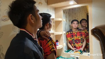 img-title Isolasi Diri, Si Kembar Rizky-Ridho Nyanyikan 'Aisyah Istri Rasulullah'