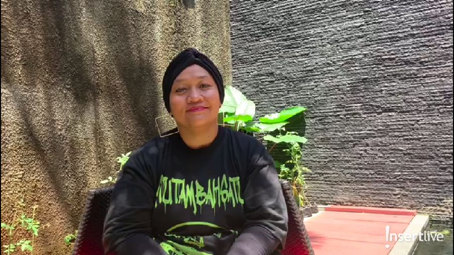Tike Priyatnakusumah mengaku masih harus tetap bekerja selama isolasi diri di rumah.