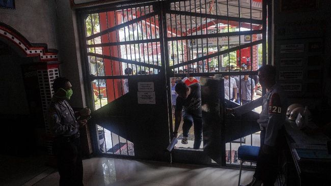 WARGA BINAAN BEBAS DARI RUTAN BATANG Warga binaan membawa surat kelengkapan pembebasan di Rutan Klas IIB Kabupaten Batang, Jawa Tengah, Kamis (2/4/2020). Rutan tersebut membebaskan 45 warga binaan dengan status asimilasi yang pembebasan bersyaratnya sudah jatuh tempo dua pertiga masa pidana dengan tujuan untuk mencegah penyebaran wabah virus Corona (COVID-19). ANTARA FOTO/Harviyan Perdana Putra/aww.