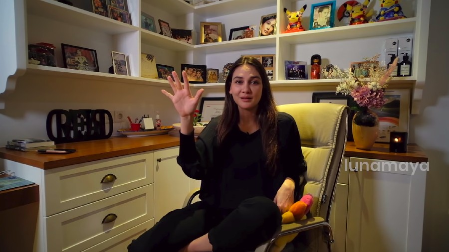 Luna Maya mengaku sangat sedih dan kesal ketika diminta untuk menemani pengusaha dan kejadian ini sudah terjadi sebanyak dua kali.