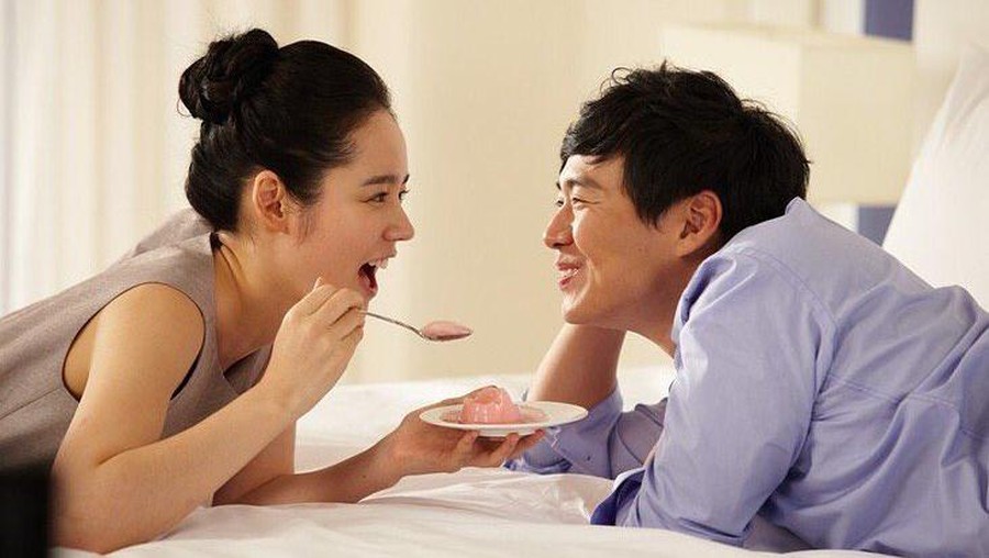 Kisah Cinta 7 Pasangan Artis Korea, dari Lokasi Syuting ke Ranjang Pengantin Deretan artis Korea ini terlibat cinta lokasi dengan lawan mainnya di drama. Kisah cinta mereka berakhir ke pelaminan.