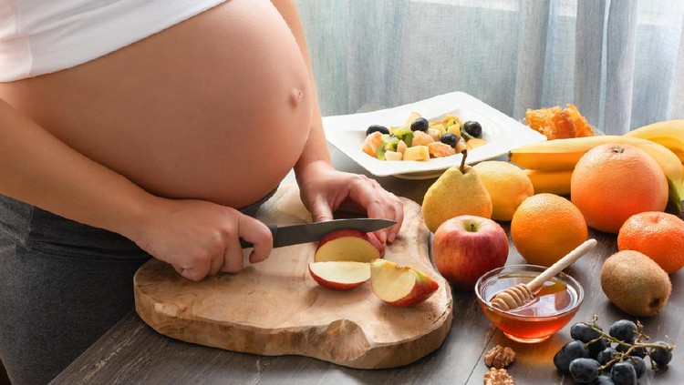 Madu tak hanya bermanfaat untuk anak-anak maupun orang dewasa secara umum, Bunda. Madu juga sangat baik dikonsumsi ibu hamil. Simak manfaatnya berikut ini.