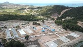 FOTO: Kebut Membangun RS Corona di Pulau Galang Bekas camp pengungsi Vietnam di Pulau Galang disulap pemerintah menjadi RS Darurat Corona, namun renovasinya meleset dari target operasional akhir maret.