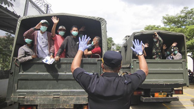 Sejumlah warga binaan yang dibebaskan diantar dengan truk Kostrad di Rutan Kelas 1, Depok, Jawa Barat, Kamis (2/4/2020). Sebanyak 50 warga binaan di Rutan kelas 1 Depok dibebaskan dengan status asimilasi dalam rangka pencegahan dan penanggulangan penyebaran virus corona atau COVID-19. ANTARA FOTO/Asprilla Dwi Adha/aww.