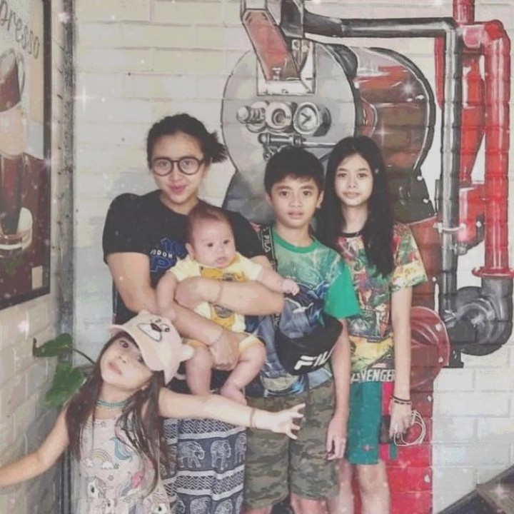 <p>Kata Bunda Errina ini formasi lengkap nih, Bunda. [Foto: Instagram @errinagracesita]</p>