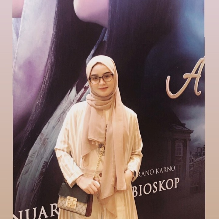 <p>Pintar juga ya Tia memadupadankan busana yang dipakainya.  (Foto:Instagram @tiaseptiana24)  </p>