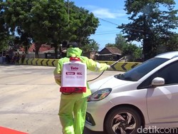 Kendaraan dari Jatim Masuk Jateng Via Rembang Disemprot Disinfektan