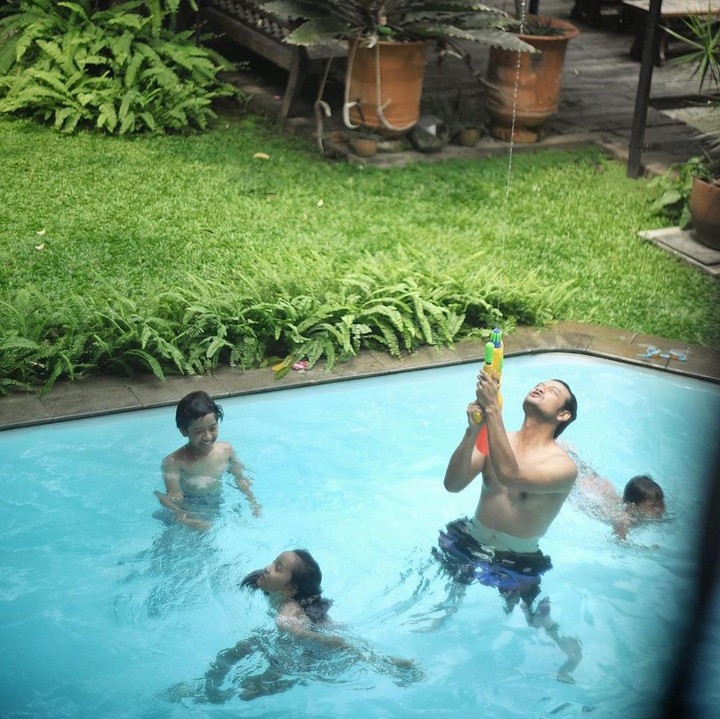 <p>Berenang menjadi pilihan keluarga Dwi Sasono dan Widi Mulia untuk mengusir kejenuhan. Dru, Widuri, dan Den Bagus senang banget bisa berenang bersama di halaman belakang rumah mereka. (Foto: Instagram @thesasono)</p>