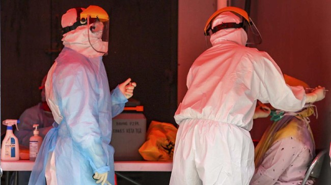 Petugas mengambil sampel swab spesimen dari hidung ODP saat swab test di halaman Laboratorium Kesehataan Daerah (LABKESDA) Kota Tangerang, Banten, Kamis (2/4/2020). Pemerintah Kota Tangerang melaksanakan swab test yang dilakukan untuk tenaga medis dan orang dalam pemantauan (ODP). ANTARA FOTO/Fauzan/foc.