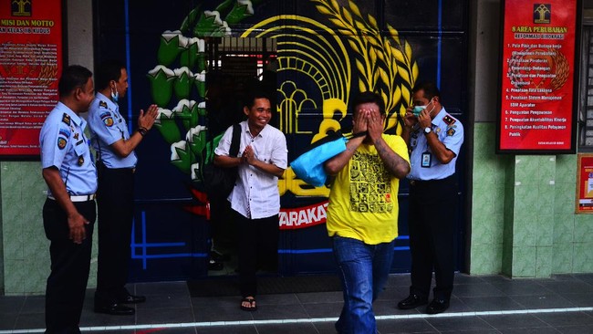 Warga binaan keluar dari rumah tahanan saat pembebasan saat Pengeluaran dan Pembebasan Narapidana dan Anak Melalui Asimilasi dan Integrasi oleh Kemenkumham di Rutan Klas IIB Kudus, Jawa Tengah, Kamis (2/4/2020). Sebanyak kurang lebih 56 warga binaan atau 30 persen dari penghuni rutan tersebut dibebaskan dalam rangka pencegahan dan penanggulangan penyebaran COVID-19. ANTARA FOTO/Yusuf Nugroho/foc.